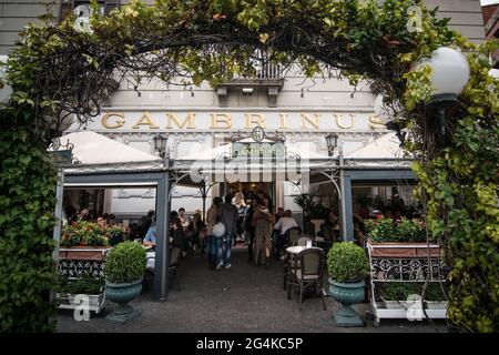 Café historique Gambrinus, place Plebiscito, Naples, Campanie, Italie, Europe Banque D'Images