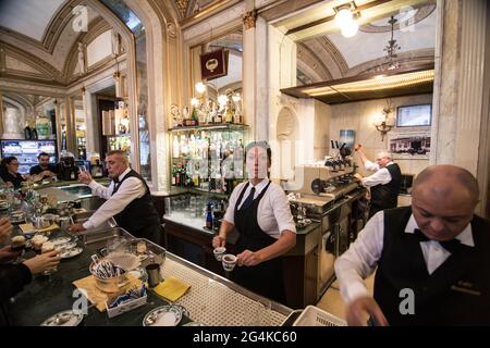 Café historique Gambrinus, place Plebiscito, Naples, Campanie, Italie, Europe Banque D'Images