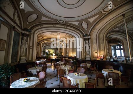 Café historique Gambrinus, place Plebiscito, Naples, Campanie, Italie, Europe Banque D'Images