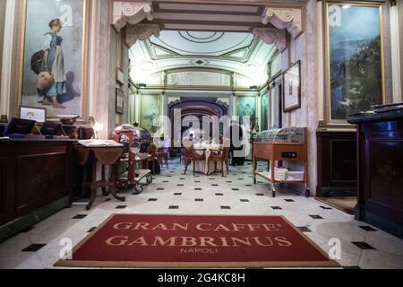 Café historique Gambrinus, place Plebiscito, Naples, Campanie, Italie, Europe Banque D'Images