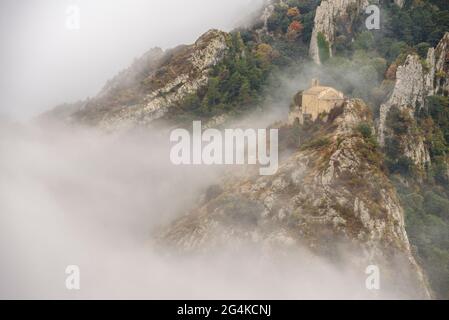 Ermitage Sant Pere de Madrona avec brouillard. Vue depuis le sommet des Agulles del Mercadal (Berguedà, Catalogne, Espagne, Pyrénées) Banque D'Images