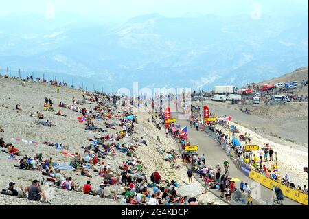 Photo du dossier datée du 14-07-2013 d'UNE vue des fans de vélo qui bordent le parcours près du sommet du Mont Ventoux, devant la phase quinze du Tour de France de 2013. Date de publication : le mardi 22 juin 2021. Banque D'Images