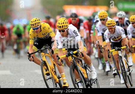 Photo du dossier en date du 23-07-2017 de Chris Froome de Team Sky (à gauche) pendant l'étape 21 du Tour de France 2017 à Paris. Date de publication : le mardi 22 juin 2021. Banque D'Images