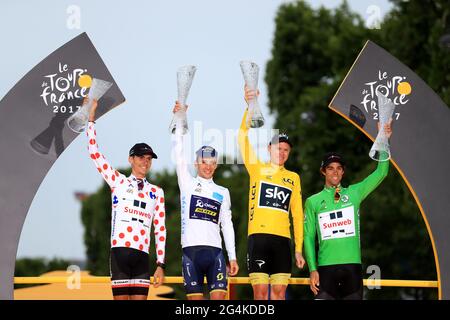 Photo du dossier datée du 23-07-2017 de Chris Froome de Team Sky (deuxième à droite) célèbre sur le podium avec Simon Yates de la gagnante de la jeunesse Orica-Scott (deuxième à gauche) après la phase 21 du Tour de France 2017 à Paris. Date de publication : le mardi 22 juin 2021. Banque D'Images