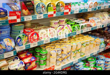 Kaliningrad, Russie - 31 janvier 2021 : fromage sur les étagères des supermarchés. Banque D'Images