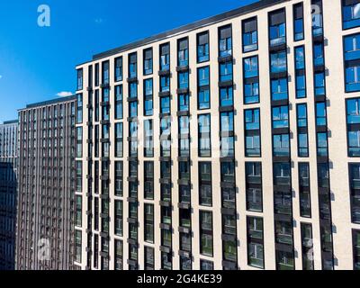 Bâtiment moderne avec fenêtres et balcon Banque D'Images