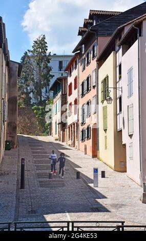 Un mélange de maisons d'infill médiévales et modernes rénovées sur la rue du Pont-St Etienne, menant à la porte d'origine dans le mur de la ville de Limoges, en France Banque D'Images