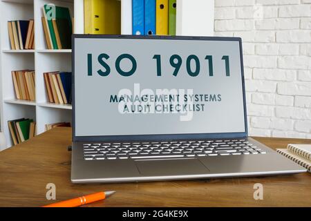 Ordinateur portable avec des informations sur la liste de contrôle d'audit des systèmes de gestion ISO 19011. Banque D'Images