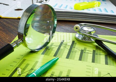 Stéthoscope avec loupe sur le rapport financier pour l'audit d'entreprise. Banque D'Images