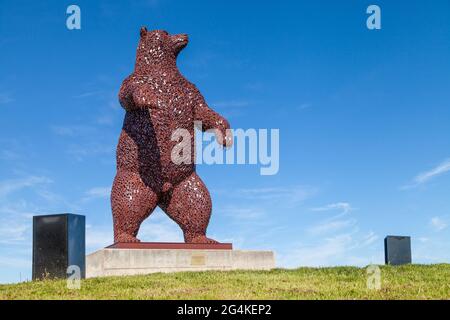 L'œuvre de Dunbar Bear du sculpteur écossais Andy Scott rend hommage au naturaliste et restaurationniste John Muir Banque D'Images