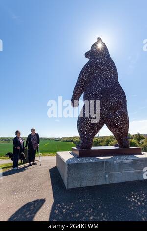 L'œuvre de Dunbar Bear du sculpteur écossais Andy Scott rend hommage au naturaliste et restaurationniste John Muir Banque D'Images