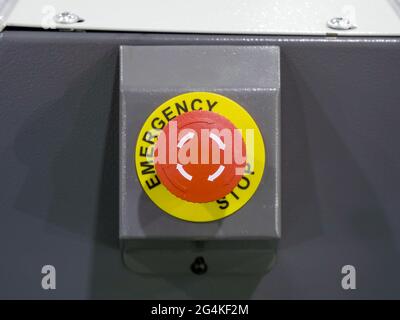 Bouton rouge Arrêt d'urgence sur l'équipement industriel. Concept de terminaison et d'arrêt. Banque D'Images