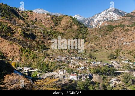 Champs en terrasse et village près de la ville de Joshimath dans Uttarakhand Inde, montagnes indiennes Himalaya Banque D'Images