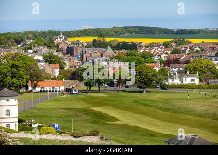 La ville de Gullane avec le parcours de golf en premier plan East Lothian, Écosse Banque D'Images