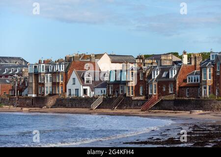 Maisons en front de mer à North Berwick avec des marches jusqu'à la plage Banque D'Images