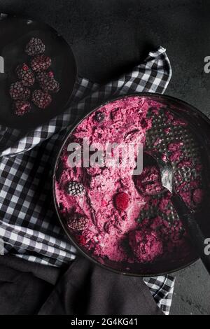 Mûre et framboise crème glacée sans lait à base de crème de coco et baies d'été surgelées Banque D'Images