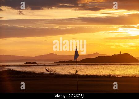 Un magnifique coucher de soleil sur l'île de Fidra, au nord de Berwick, en Écosse Banque D'Images