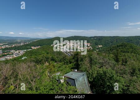 Vue sur le centre de l'importante ville thermale tchèque de Karlovy Vary (Karlsbad) depuis le point de vue - République tchèque - Europe Banque D'Images