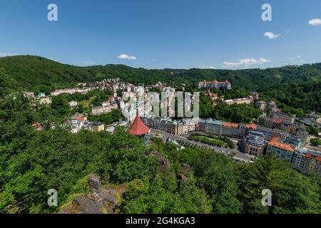 Vue sur le centre de l'importante ville thermale tchèque de Karlovy Vary (Karlsbad) depuis le point de vue - République tchèque - Europe Banque D'Images