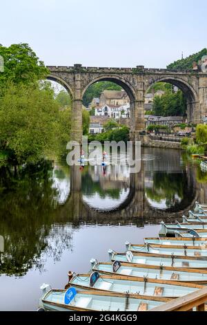 Knaresborough Viaduct, construit pour transporter des trains traversant la rivière Nidd jusqu'à la gare de Knaresborough. Tiré de dessous les ruines du château de Knaresborough. Banque D'Images