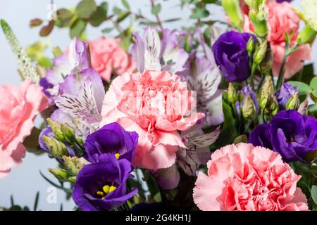 Bouquet de fleurs aux œillets, Alstroemeria et Eustoma. Gros plan. Banque D'Images