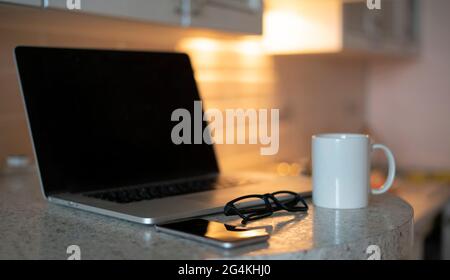 un ordinateur portable à la maison, un lieu de travail simple pour un freelance, travailler en ligne, télétravail pendant le pandème du coronavirus covid Banque D'Images