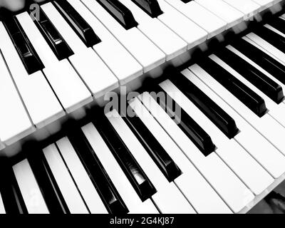 Touches acoustiques pour piano - vue de dessus - directement au-dessus - arrière-plan - gros plan. Fond de clavier piano avec mise au point sélective. Banque D'Images