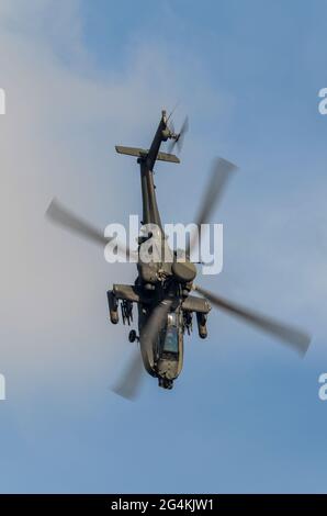 L'armée britannique Apache vole à l'extrême attitude. AgustaWestland WAH-64 Longbow Apache. Manœuvres en démonstration d'agilité Banque D'Images