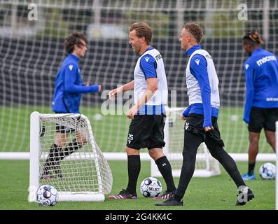 Ruud Vormer du Club et Noa Lang du Club photographiés lors de la première séance d'entraînement pour la nouvelle saison 2021-2022 de la première division de la Jupiler Pro League SO Banque D'Images