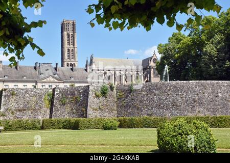 Cathédrale Saint-Étienne de Limoges, principalement de style gothique, vue du sud-ouest, avec une partie de l'ancienne muraille de la ville au premier plan. Banque D'Images