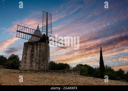 Ancien moulin à vent (connu sous le nom de « moulin de Daudet ») au coucher du soleil près de Fontvieille, Provence, France Banque D'Images