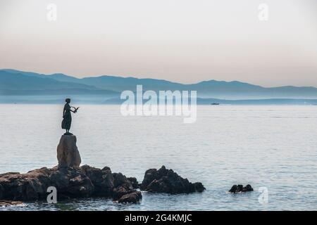 Croatie Opatija la fille avec le mouette Banque D'Images