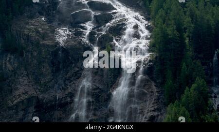 Cascade dans les alpes suisses Banque D'Images