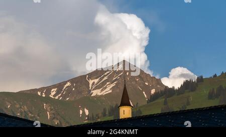 Vue de loin sur le sommet de la montagne et les nuages Banque D'Images