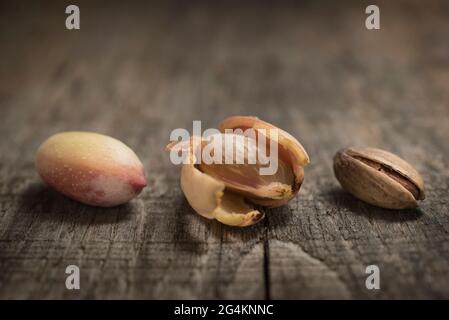 Pistache avec husk de Bronte Sicile sur bois Banque D'Images