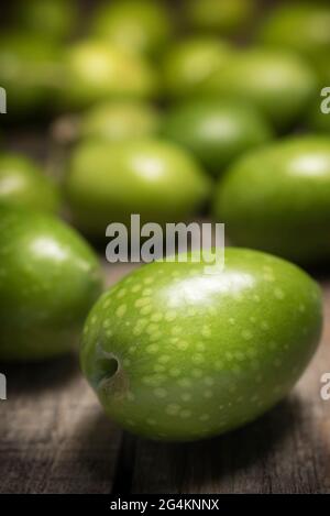 Olives fraîchement récoltées sur bois de Sicile Banque D'Images