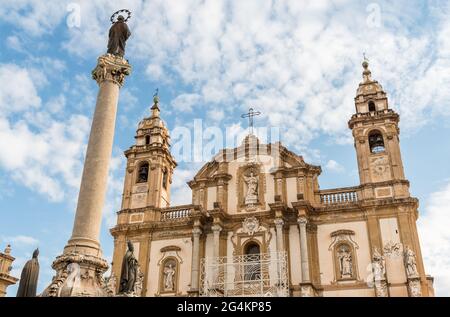 La façade de l'église de Saint Dominique dans le centre historique de Palerme, Sicile, Italie Banque D'Images