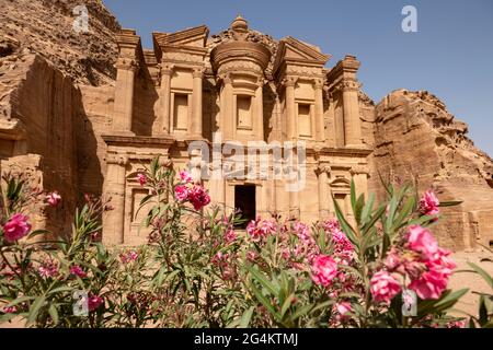 Ad Deir, connu sous le nom de « Monastère », est un bâtiment monumental sculpté dans la roche de l'ancienne ville jordanienne de Pétra. Jordanie Banque D'Images