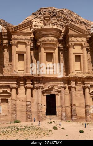 Ad Deir, connu sous le nom de « Monastère », est un bâtiment monumental sculpté dans la roche de l'ancienne ville jordanienne de Pétra. Jordanie Banque D'Images