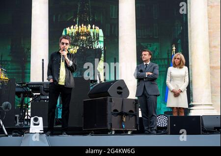 Le président français Emmanuel Macron, l'épouse Brigitte et le compositeur de musique Jean-Michel Jarre participent au concert de la Fête de la musique à l'Elysée Palace, à Paris, en France, le 21 juin 2021. Photo par Ammar Abd Rabbo/ABACAPRESS.COM crédit: Abaca Press/Alay Live News Banque D'Images