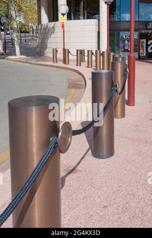 Bornes de sécurité anti-hostiles installées à l'entrée de la piste de l'Opéra de Sydney en Nouvelle-Galles du Sud, en Australie Banque D'Images