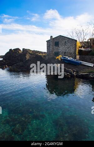 chalet de pêcheur dans un village de bord de mer Banque D'Images