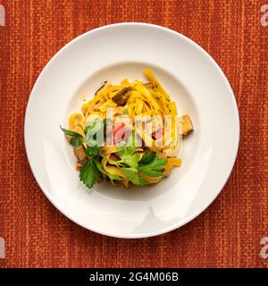 Fettuccine aux champignons porcini et aux tomates pagnino Banque D'Images