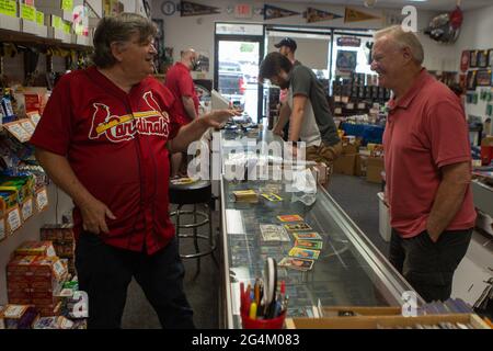 Ballwin, États-Unis. 15 juin 2021. 1,000,000 le propriétaire de cartes de baseball Wally Militzer, à gauche, parle avec le client Arthur Cassidy de Florissant au sujet de certaines anciennes cartes de baseball qu'il a apporté au magasin pour vendre à Ballwin, Missouri, le mardi 15 juin 2021. « nous n'avions pas Internet quand j'étais enfant, donc j'ai recueilli des cartes », a déclaré M. Cassidy. Au cours de la pandémie, l'intérêt pour les cartes à collectionner a augmenté et les magasins tentent de se maintenir. (Photo de Daniel Shular/St. Louis Post-Dispatch/TNS/Sipa USA) crédit: SIPA USA/Alay Live News Banque D'Images