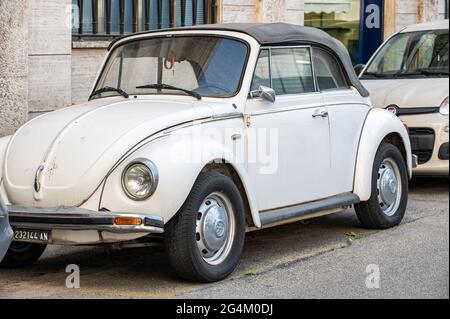 terni, italie juin 22 2021:ancienne date cabriolet vintage coléoptère voiture sur l'essence Banque D'Images