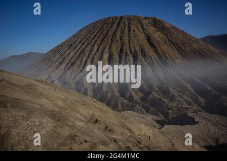 Cratère du volcan Bromo au lever du soleil, Java, Indonésie, Asie du Sud-est, Asie Banque D'Images