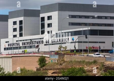 Salamanque / Espagne - 05 12 2021: Vue extérieure du bâtiment de l'hôpital universitaire de Salamanque, entrée extérieure pour les urgences Banque D'Images