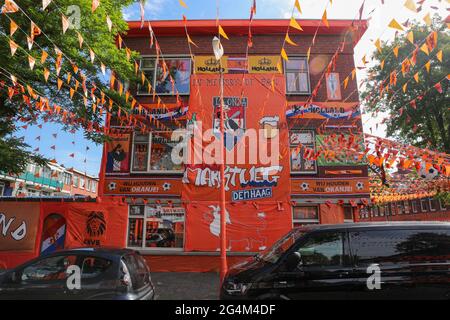 (210622) -- LA HAYE, le 22 juin 2021 (Xinhua) -- le Marktweg décoré en orange est vu à la Haye, aux pays-Bas, le 22 juin 2021. Les habitants de Marktweg, une rue de la Haye, ont décoré toute la rue de bannières orange, de drapeaux pour montrer leur soutien à l'équipe nationale des pays-Bas lors de l'UEFA Euro 2020. (Xinhua/Zheng Huansong) Banque D'Images