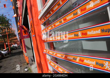 (210622) -- LA HAYE, le 22 juin 2021 (Xinhua) -- le slogan « Go Holland » est vu sur une fenêtre au Marktweg à la Haye, aux pays-Bas, le 22 juin 2021. Les habitants de Marktweg, une rue de la Haye, ont décoré toute la rue de bannières orange, de drapeaux pour montrer leur soutien à l'équipe nationale des pays-Bas lors de l'UEFA Euro 2020. (Xinhua/Zheng Huansong) Banque D'Images