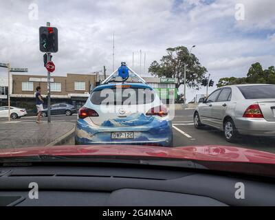 SYDNEY, AUSTRALIE - 19 janvier 2019 : voiture Google Street View équipée d'une caméra à 360 degrés au plafond arrêtée aux feux de signalisation ; intersection de King Geo Banque D'Images